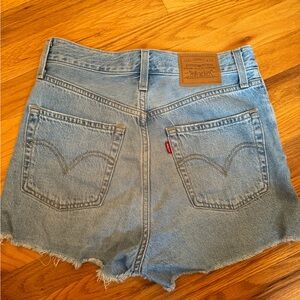 Women’s Levi’s Premium Ribcage Shorts size 27
